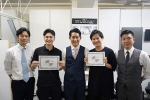 修了証を授与された高島先生と関野先生とシオカワスクール講師3人